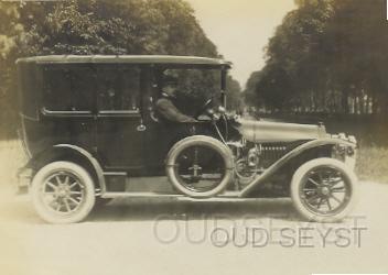 Fiat Limoausine 92.jpg - Firma Broederlet verkocht vanuit de 1e Dorpsstraat diverse oude auto's waaronder deze: Fiat Limousine 24pk. Eigenaar auto: van Royaards te Utrecht. Opname tussen 1910-30